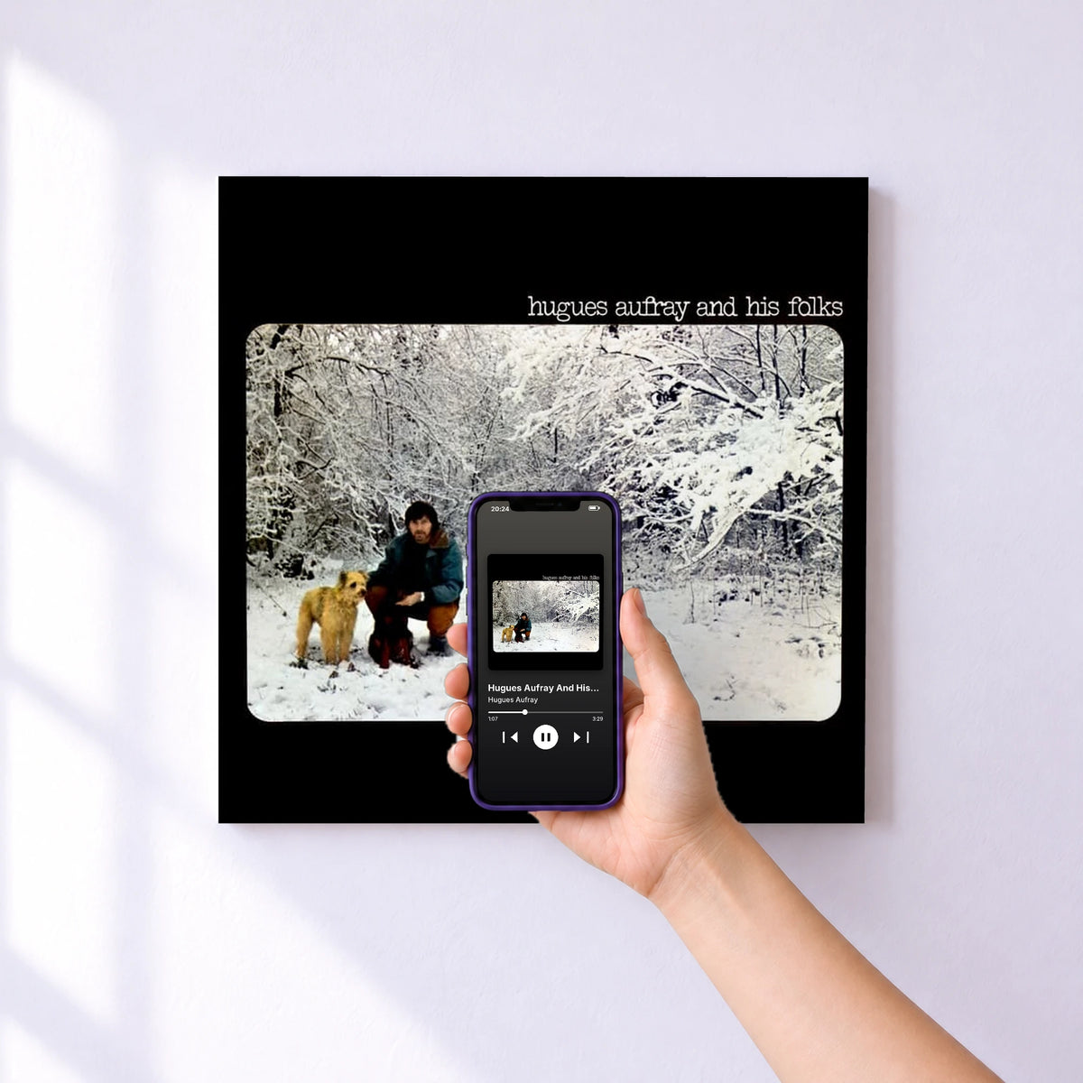 Affiche connectée Hugues Aufray And His Folks de Hugues Aufray au mur : l'album se lance en approchant le téléphone