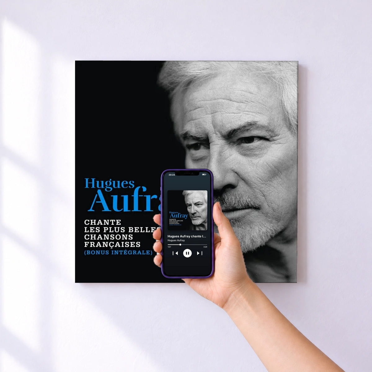 Affiche connectée Hugues Aufray chante les plus belles chansons françaises de Hugues Aufray au mur : l'album se lance en approchant le téléphone