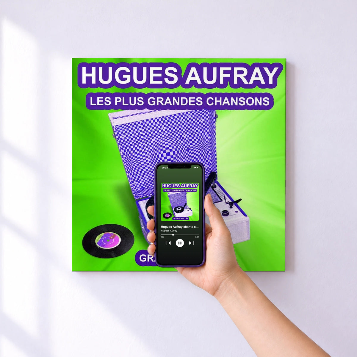 Affiche connectée Hugues Aufray chante ses grands succès (Les plus grandes chansons de l'époque) de Hugues Aufray au mur : l'album se lance en approchant le téléphone