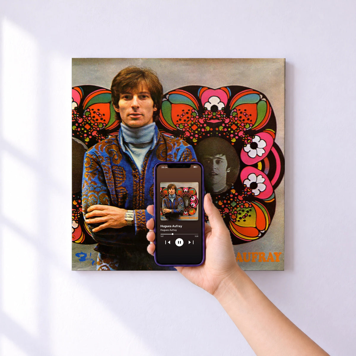 Affiche connectée Hugues Aufray de Hugues Aufray au mur : l'album se lance en approchant le téléphone