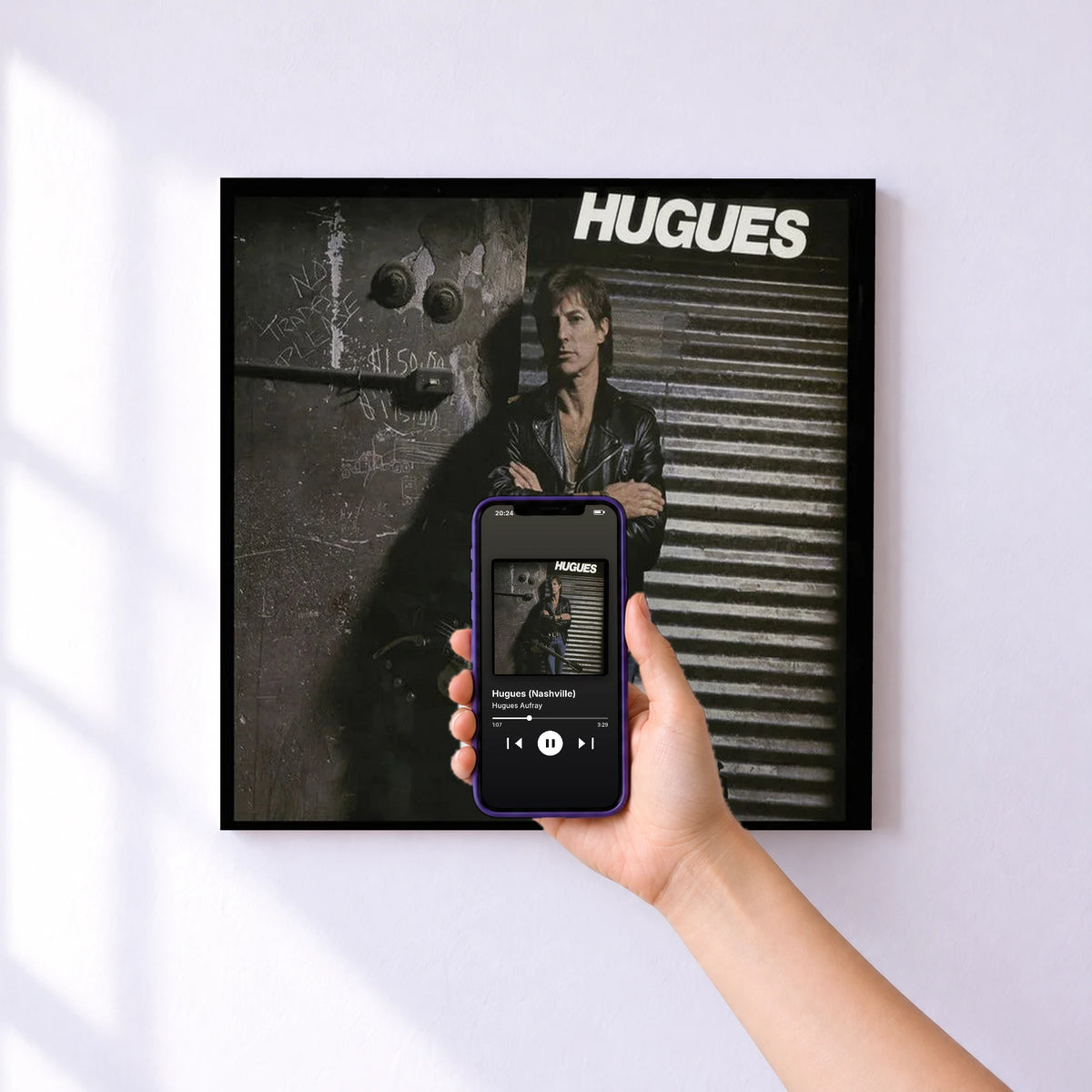 Affiche connectée Hugues (Nashville) de Hugues Aufray au mur : l'album se lance en approchant le téléphone