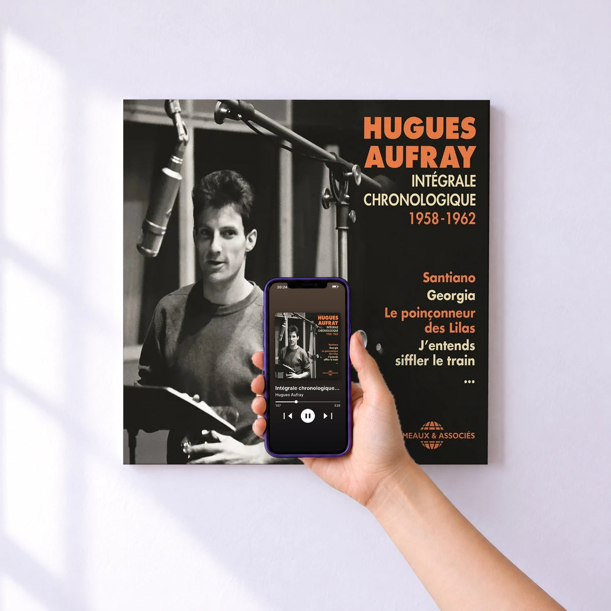 Affiche connectée Intégrale chronologique 1958-1962 de Hugues Aufray au mur : l'album se lance en approchant le téléphone