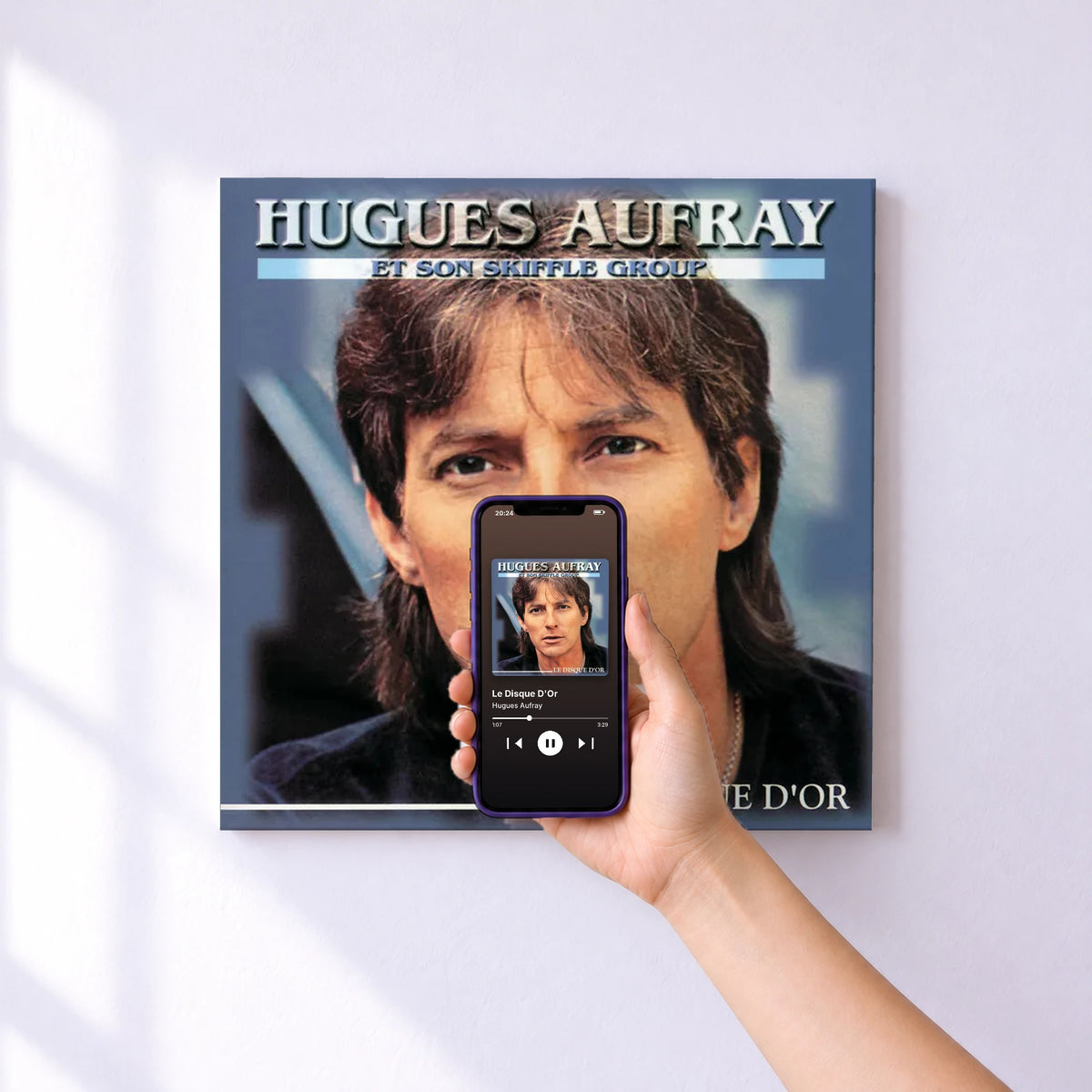 Affiche connectée Le Disque D'Or de Hugues Aufray au mur : l'album se lance en approchant le téléphone