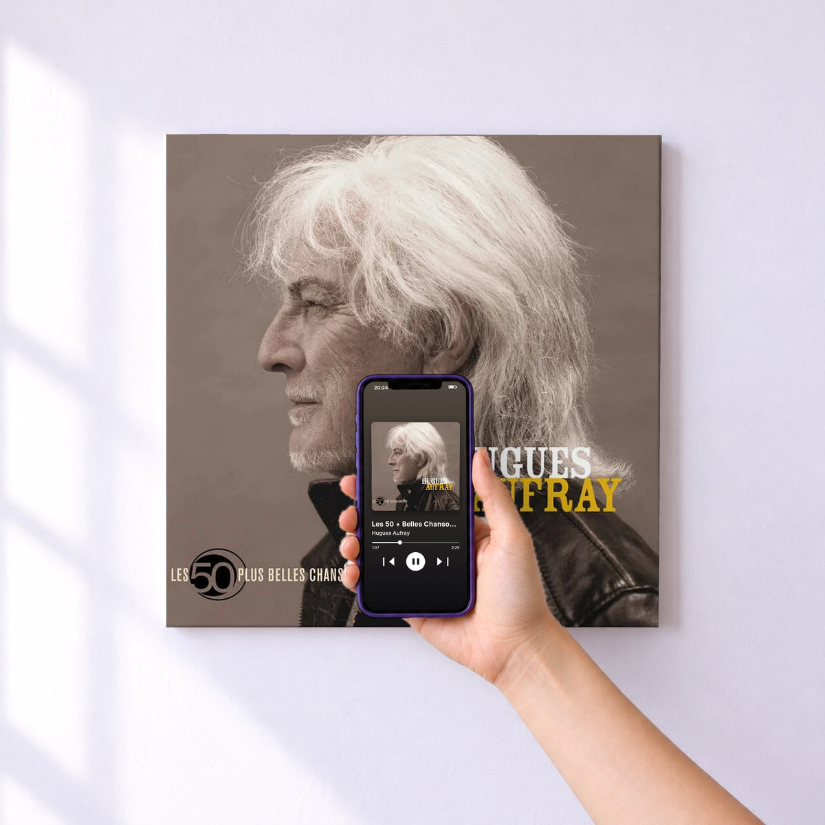Affiche connectée Les 50 + Belles Chansons De Hugues Aufray de Hugues Aufray au mur : l'album se lance en approchant le téléphone