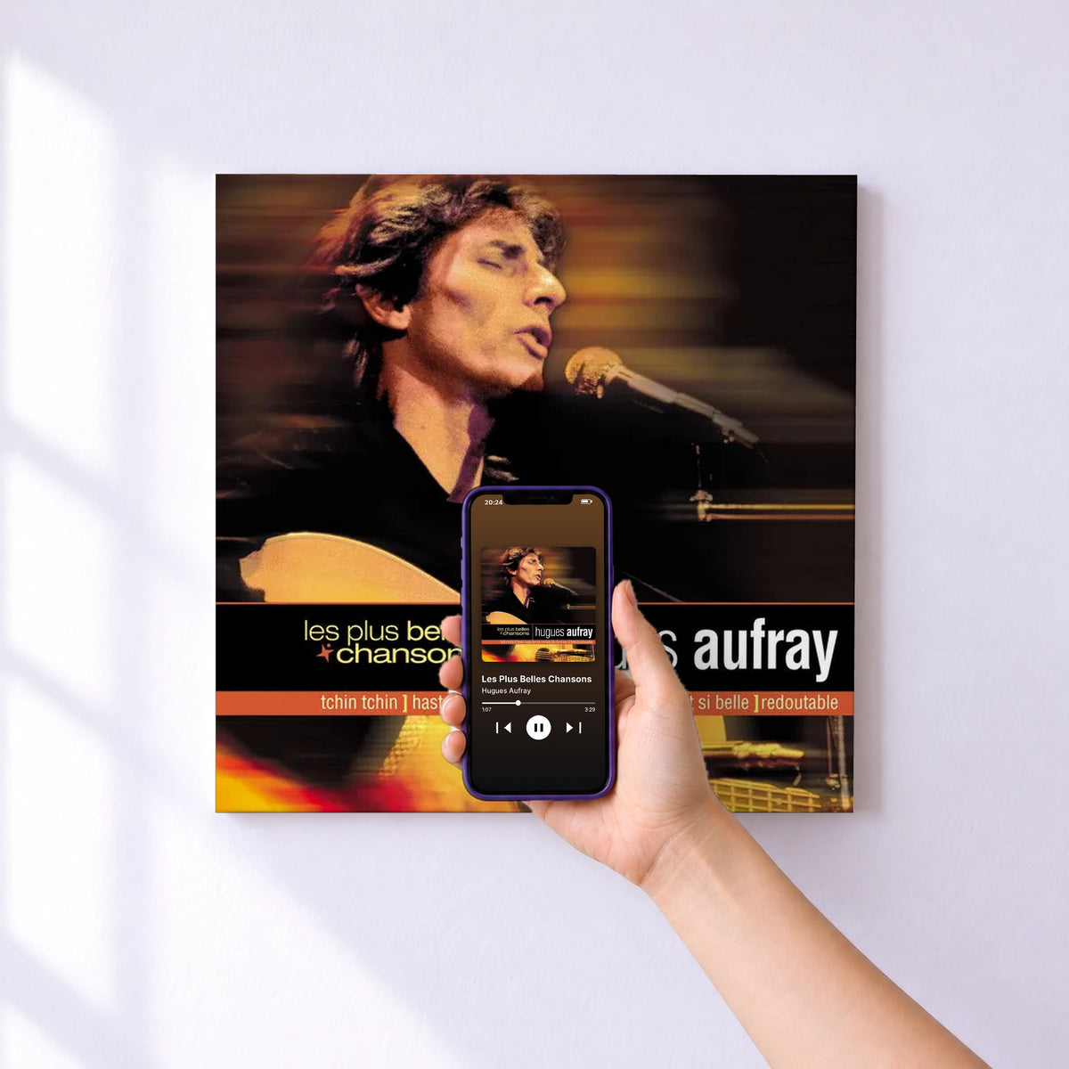 Affiche connectée Les Plus Belles Chansons de Hugues Aufray au mur : l'album se lance en approchant le téléphone