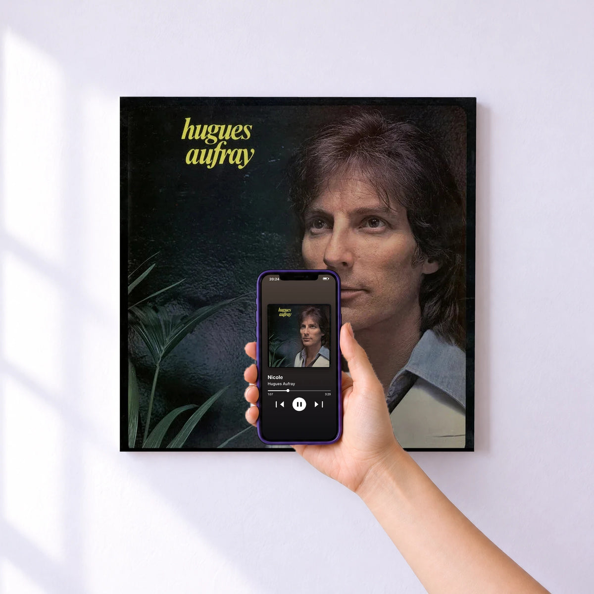Affiche connectée Nicole de Hugues Aufray au mur : l'album se lance en approchant le téléphone