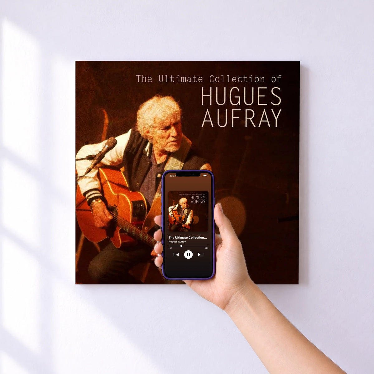 Affiche connectée The Ultimate Collection of Hugues Aufrey de Hugues Aufray au mur : l'album se lance en approchant le téléphone