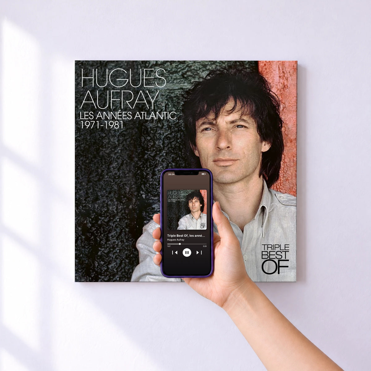 Affiche connectée Triple Best Of, les années Atlantic (1971-1981) de Hugues Aufray au mur : l'album se lance en approchant le téléphone