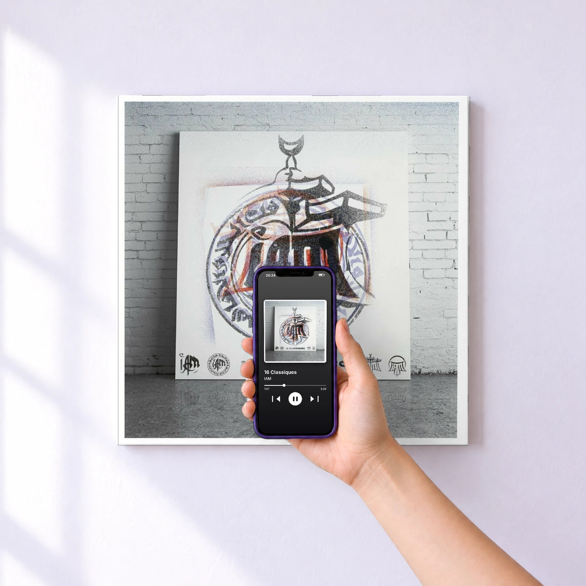 Affiche connectée 16 Classiques de IAM au mur : l'album se lance en approchant le téléphone