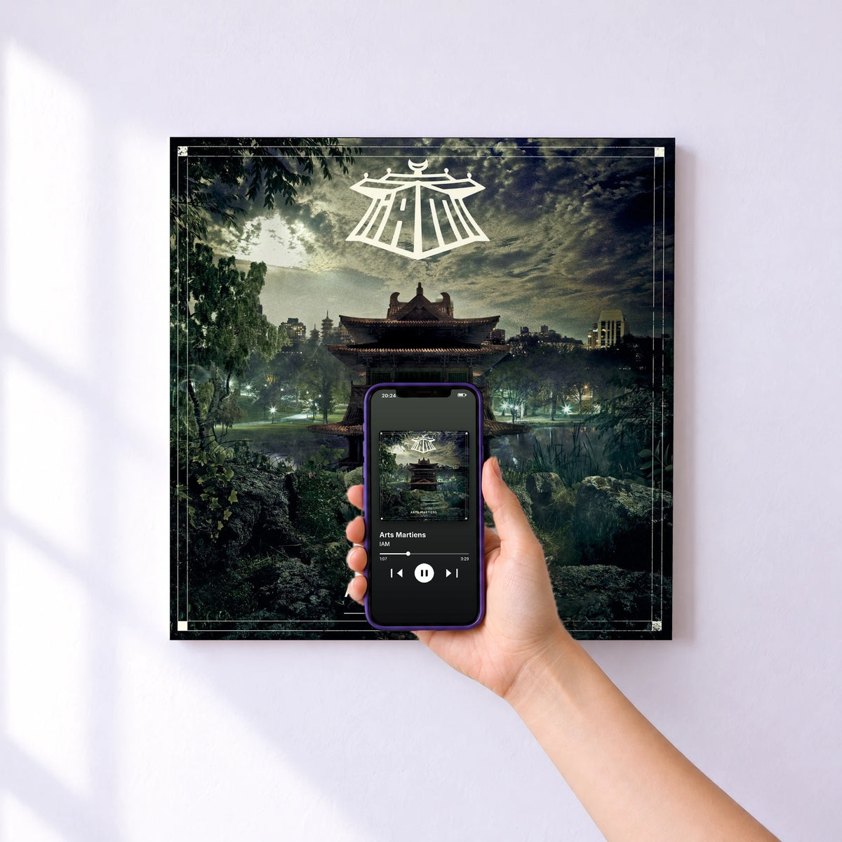 Affiche connectée Arts Martiens de IAM au mur : l'album se lance en approchant le téléphone