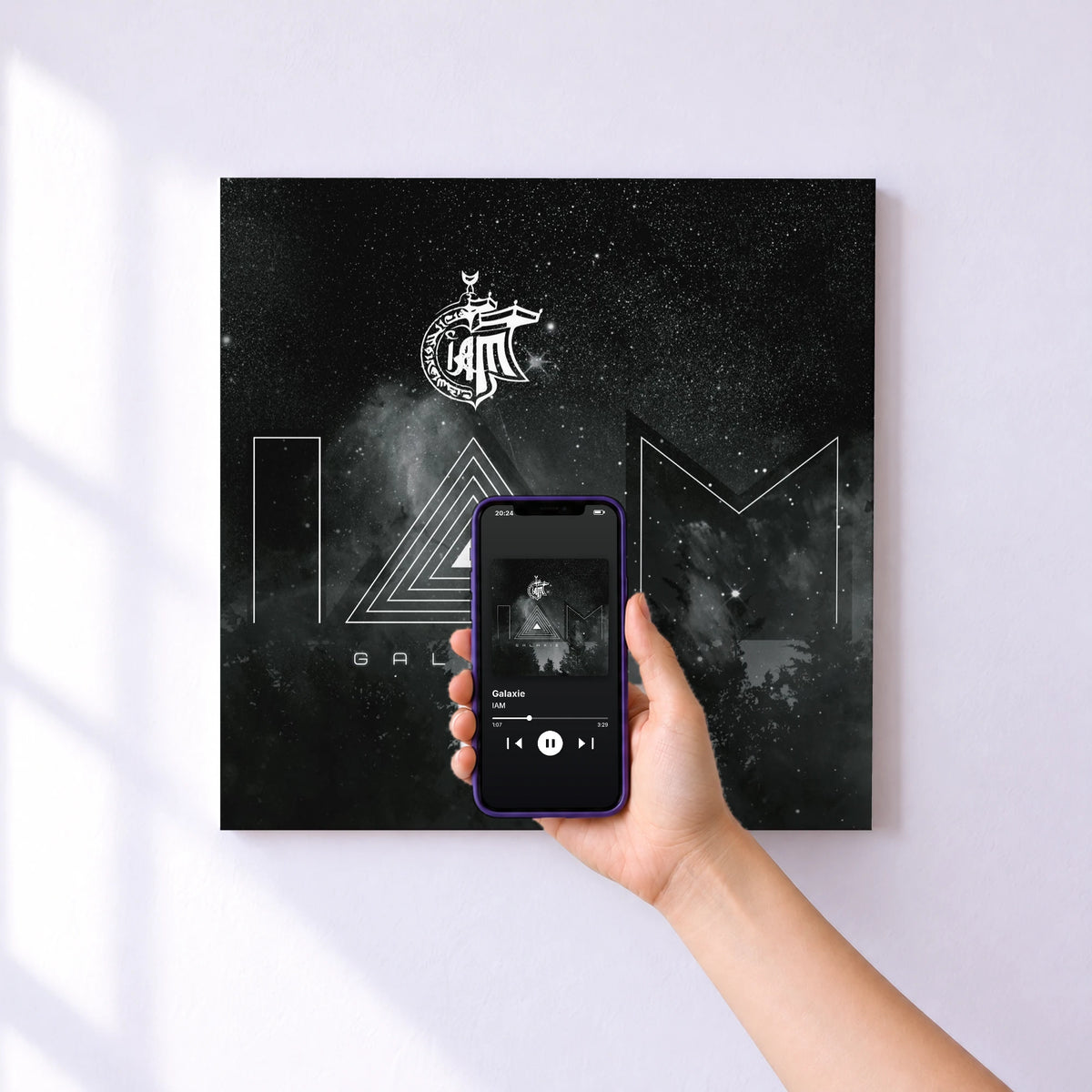Affiche connectée Galaxie de IAM au mur : l'album se lance en approchant le téléphone