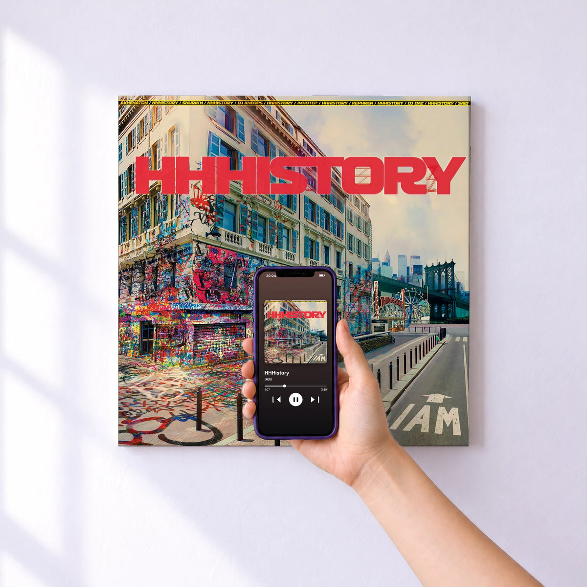 Affiche connectée HHHistory de IAM au mur : l'album se lance en approchant le téléphone