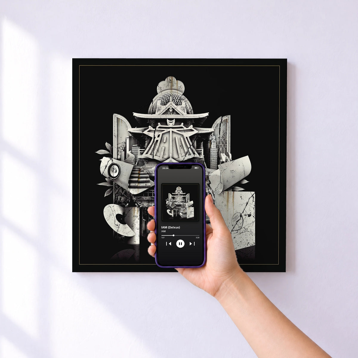 Affiche connectée IAM (Delxue) de IAM au mur : l'album se lance en approchant le téléphone
