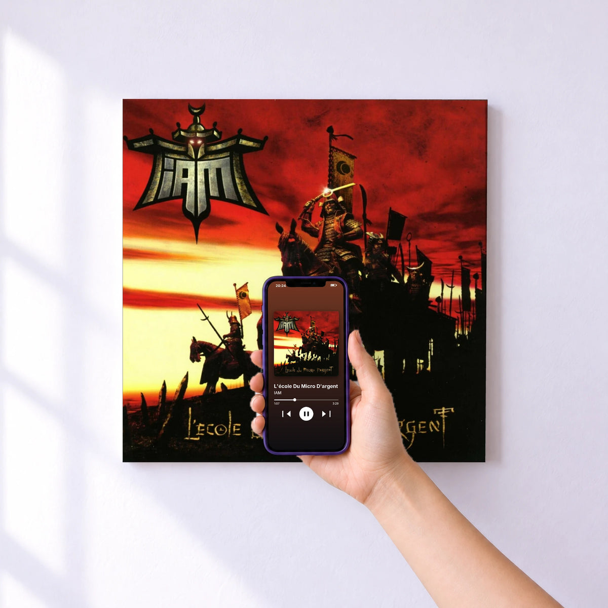 Affiche connectée L'école Du Micro D'argent de IAM au mur : l'album se lance en approchant le téléphone