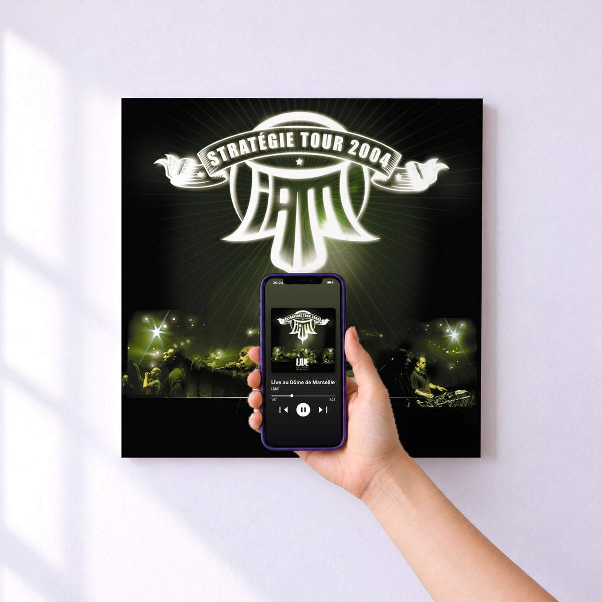 Affiche connectée Live au Dôme de Marseille de IAM au mur : l'album se lance en approchant le téléphone