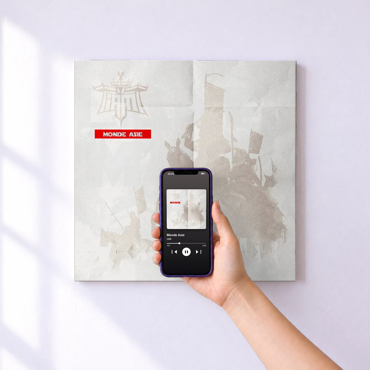Affiche connectée Monde Asie de IAM au mur : l'album se lance en approchant le téléphone