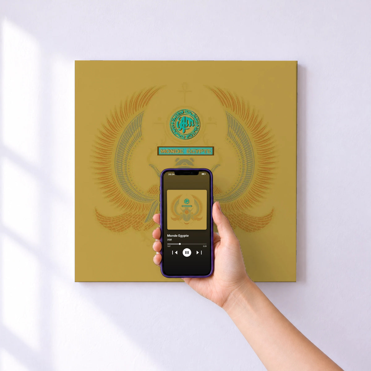 Affiche connectée Monde Egypte de IAM au mur : l'album se lance en approchant le téléphone