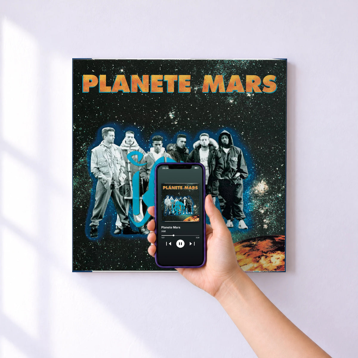 Affiche connectée Planete Mars de IAM au mur : l'album se lance en approchant le téléphone