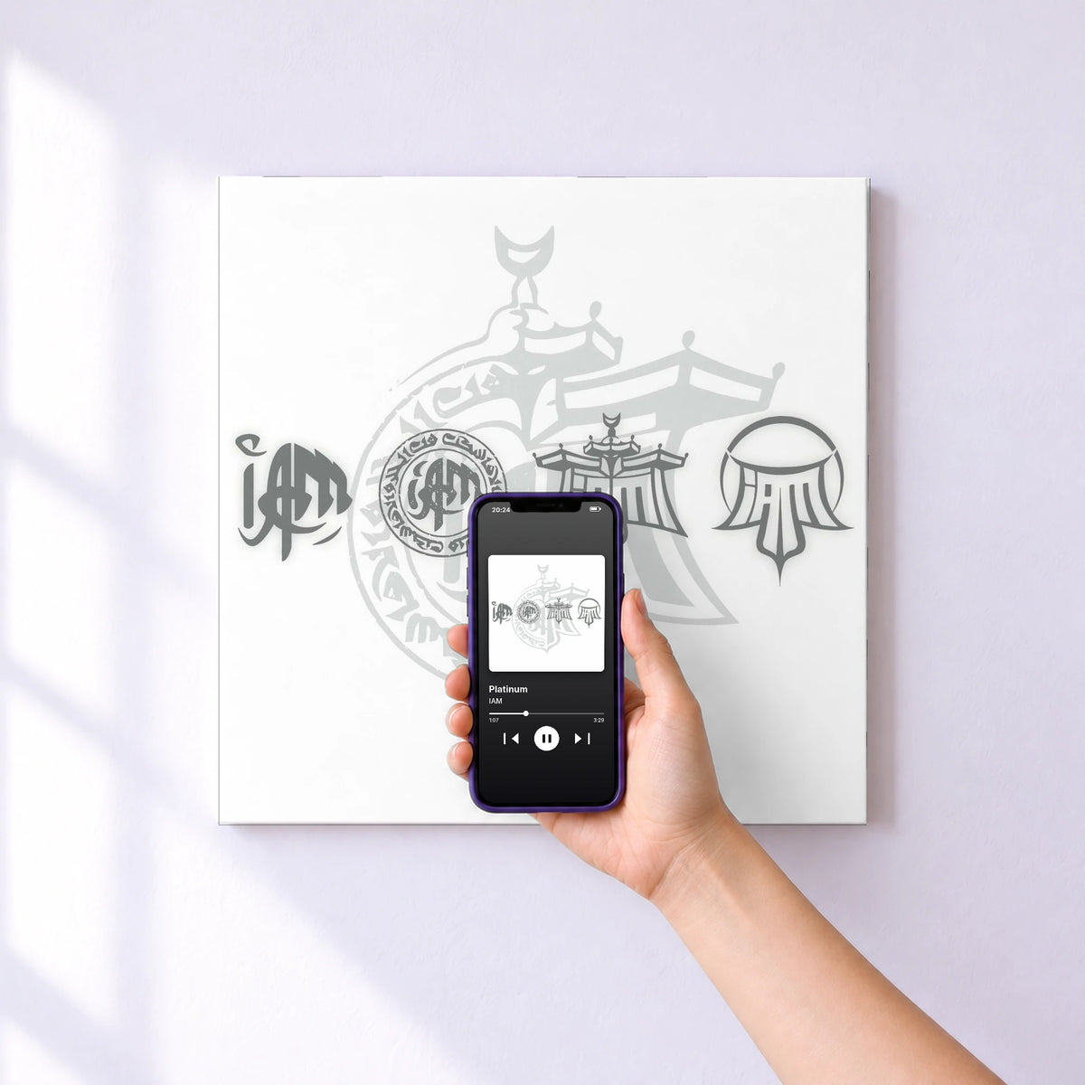 Affiche connectée Platinum de IAM au mur : l'album se lance en approchant le téléphone