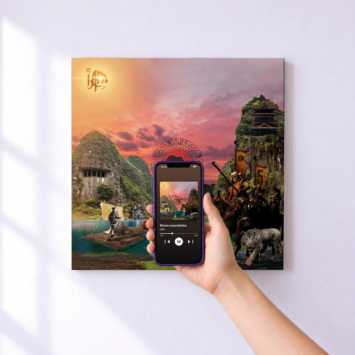 Affiche connectée Rimes essentielles de IAM au mur : l'album se lance en approchant le téléphone