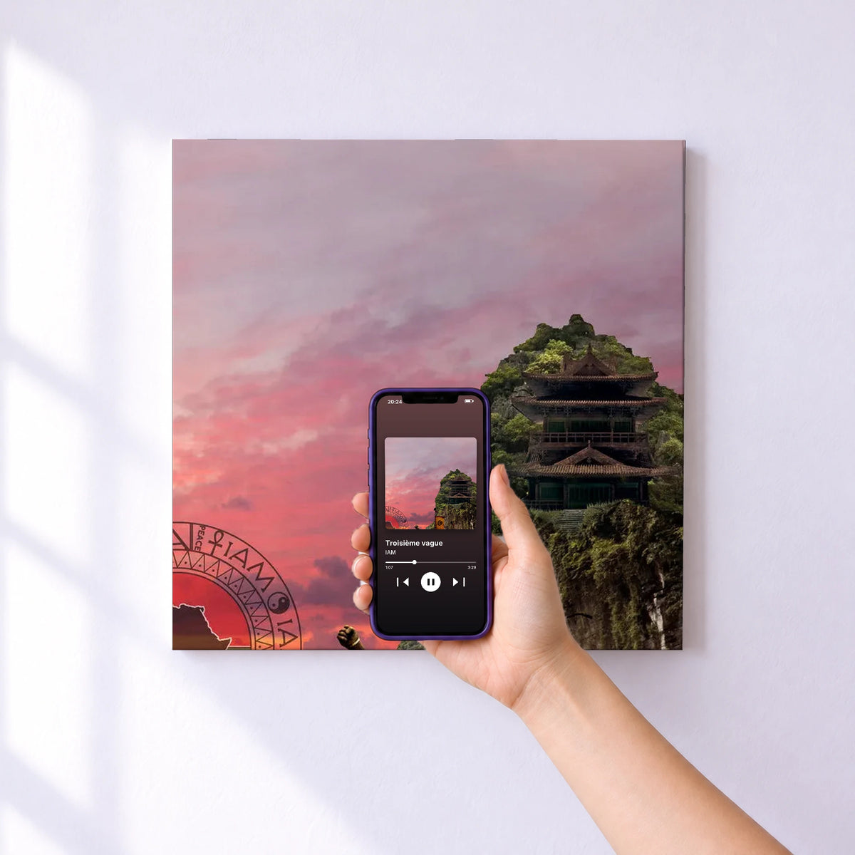 Affiche connectée Troisième vague de IAM au mur : l'album se lance en approchant le téléphone