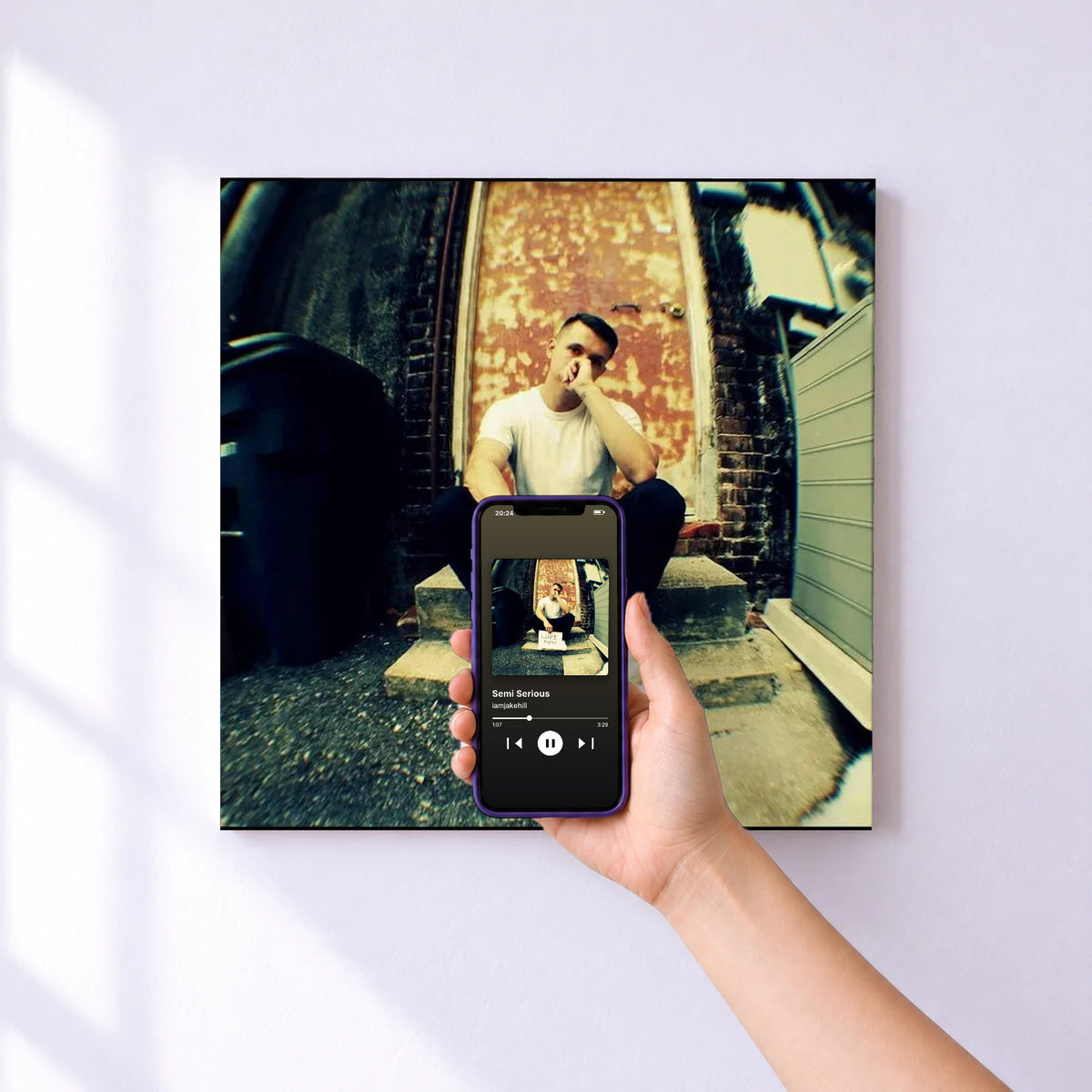 Affiche connectée Semi Serious de iamjakehill au mur : l'album se lance en approchant le téléphone