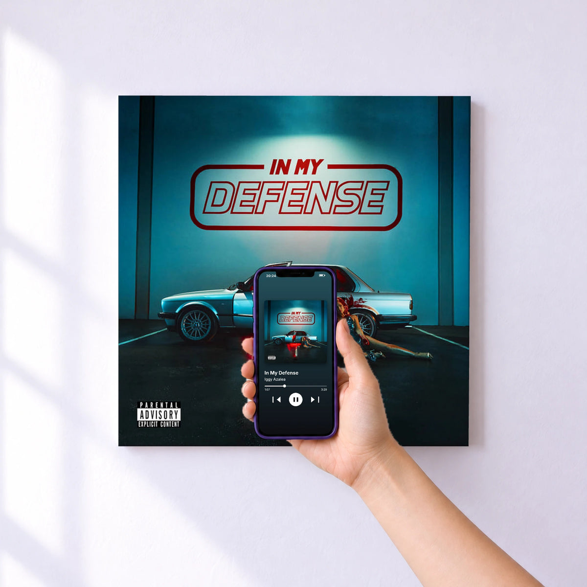 Affiche connectée In My Defense de Iggy Azalea au mur : l'album se lance en approchant le téléphone