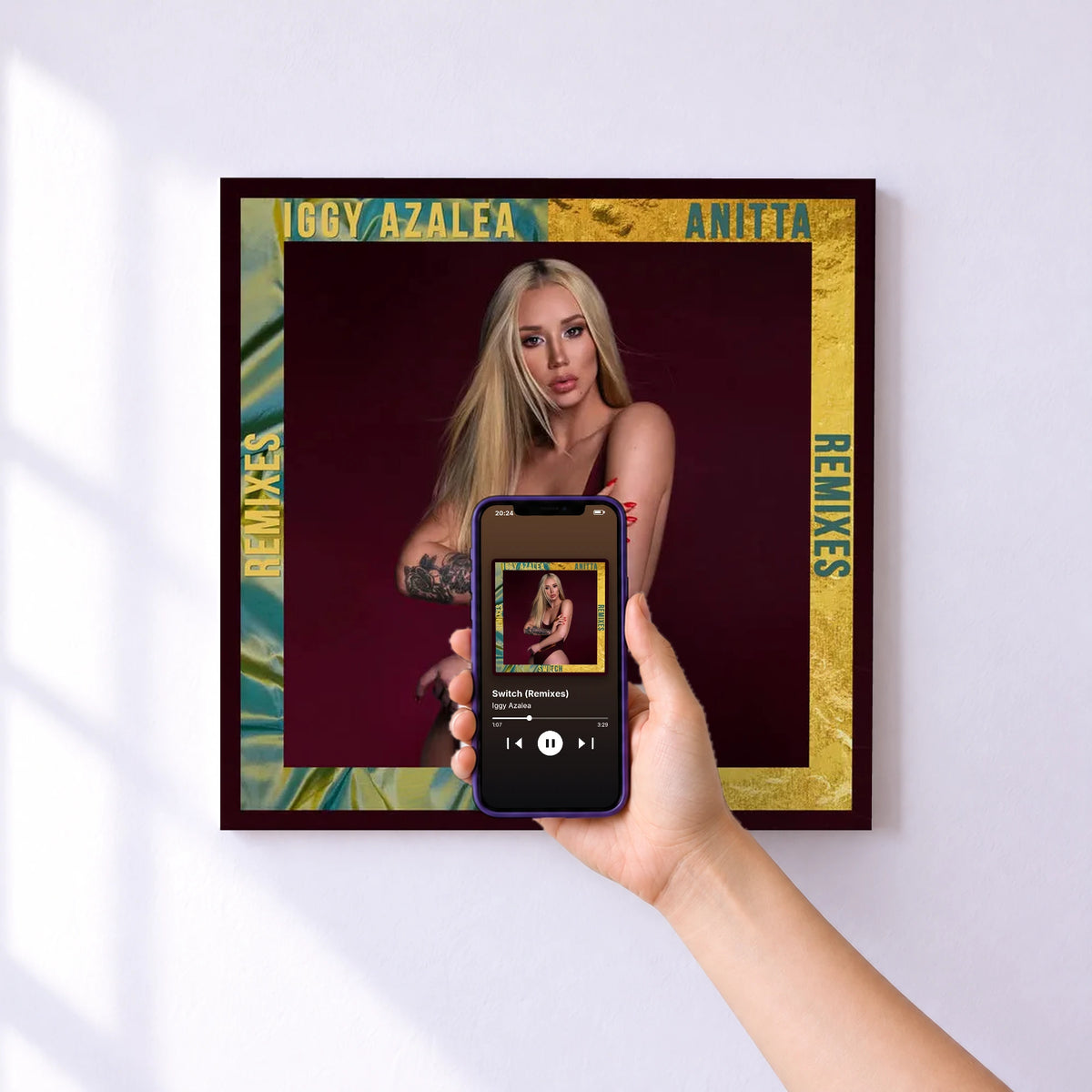Affiche connectée Switch (Remixes) de Iggy Azalea au mur : l'album se lance en approchant le téléphone