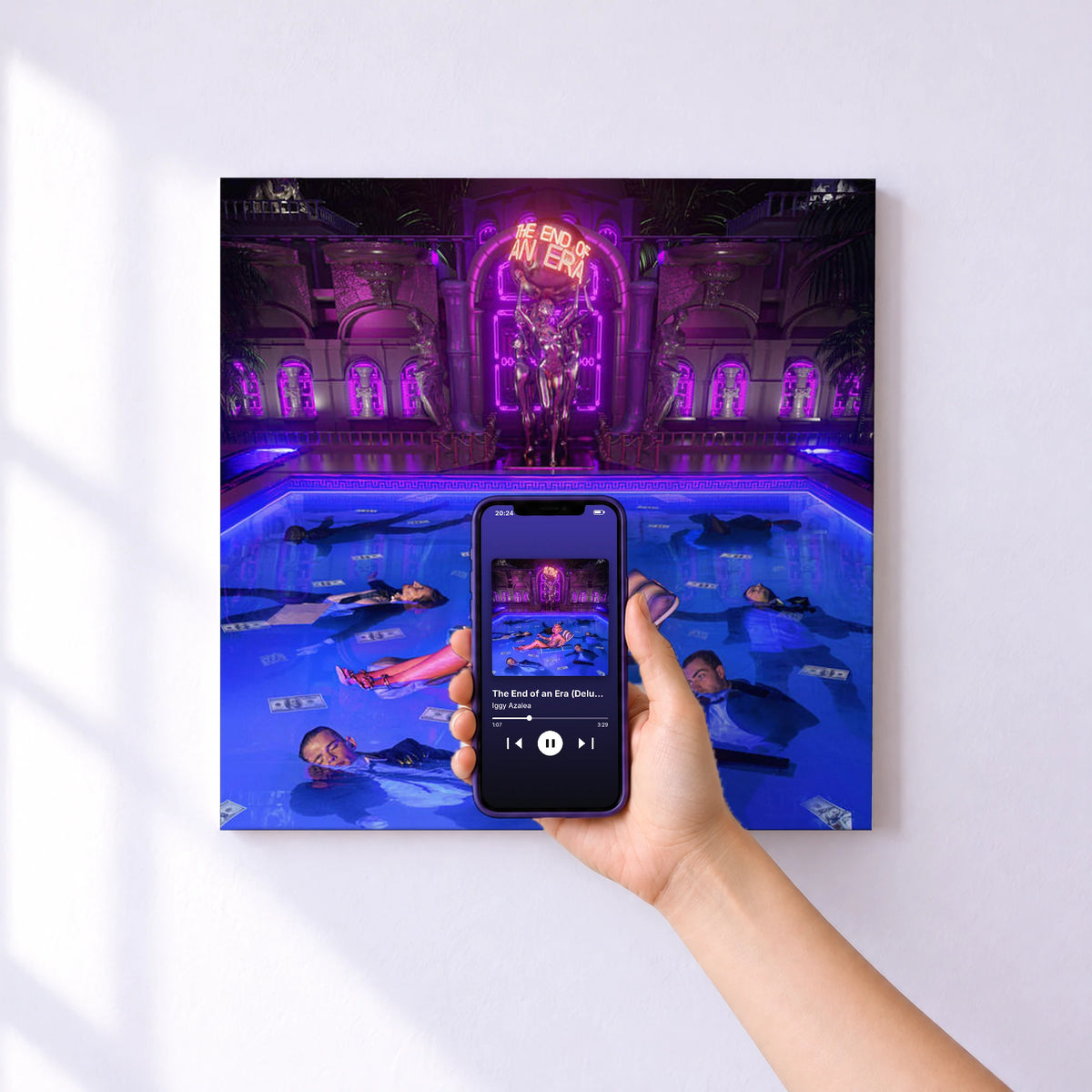 Affiche connectée The End of an Era (Deluxe) de Iggy Azalea au mur : l'album se lance en approchant le téléphone