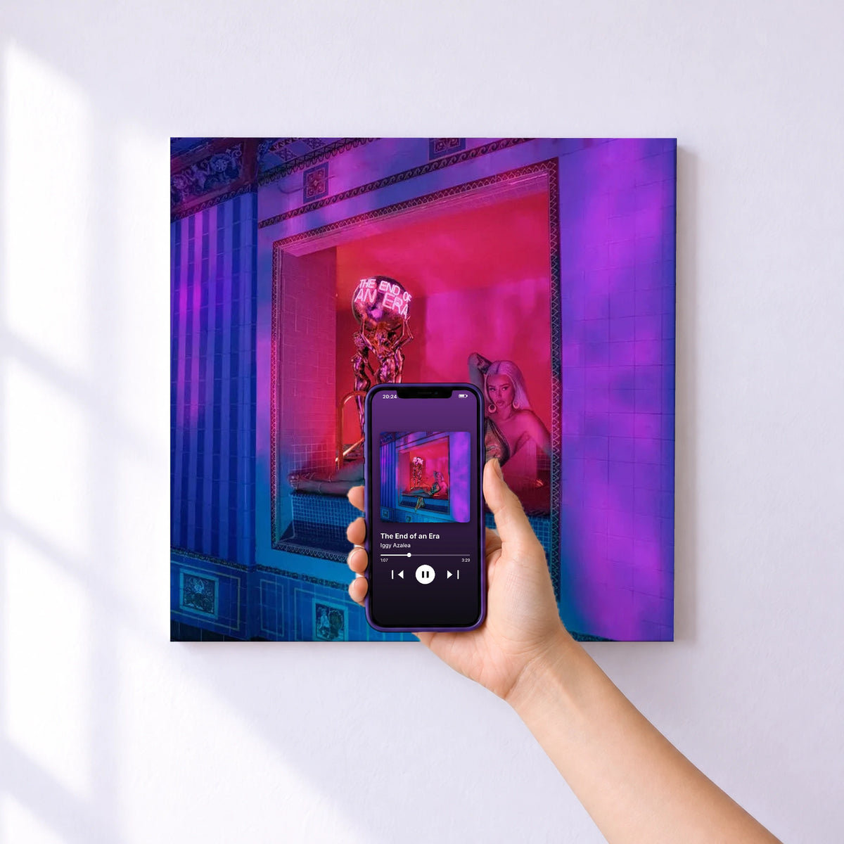 Affiche connectée The End of an Era de Iggy Azalea au mur : l'album se lance en approchant le téléphone