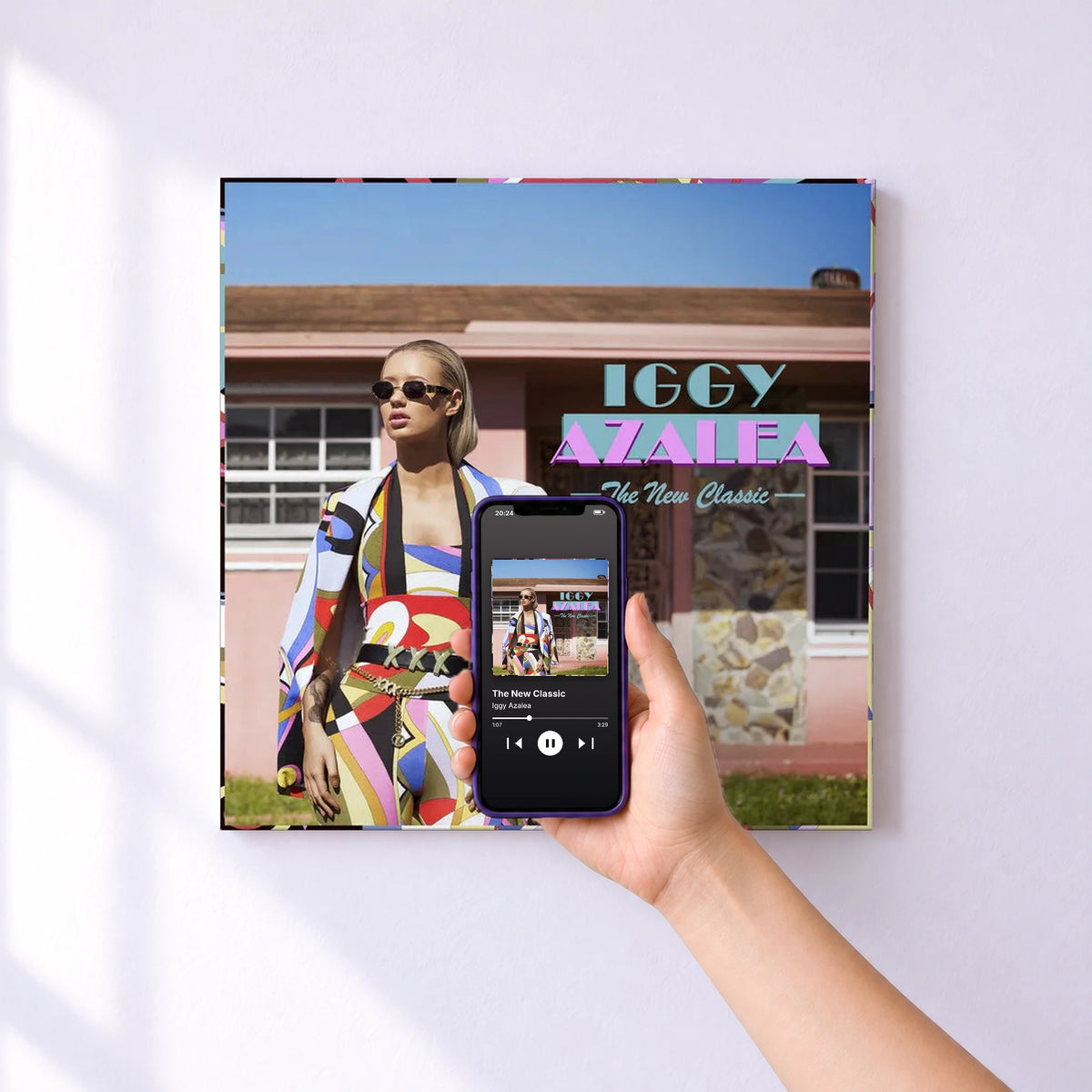 Affiche connectée The New Classic de Iggy Azalea au mur : l'album se lance en approchant le téléphone
