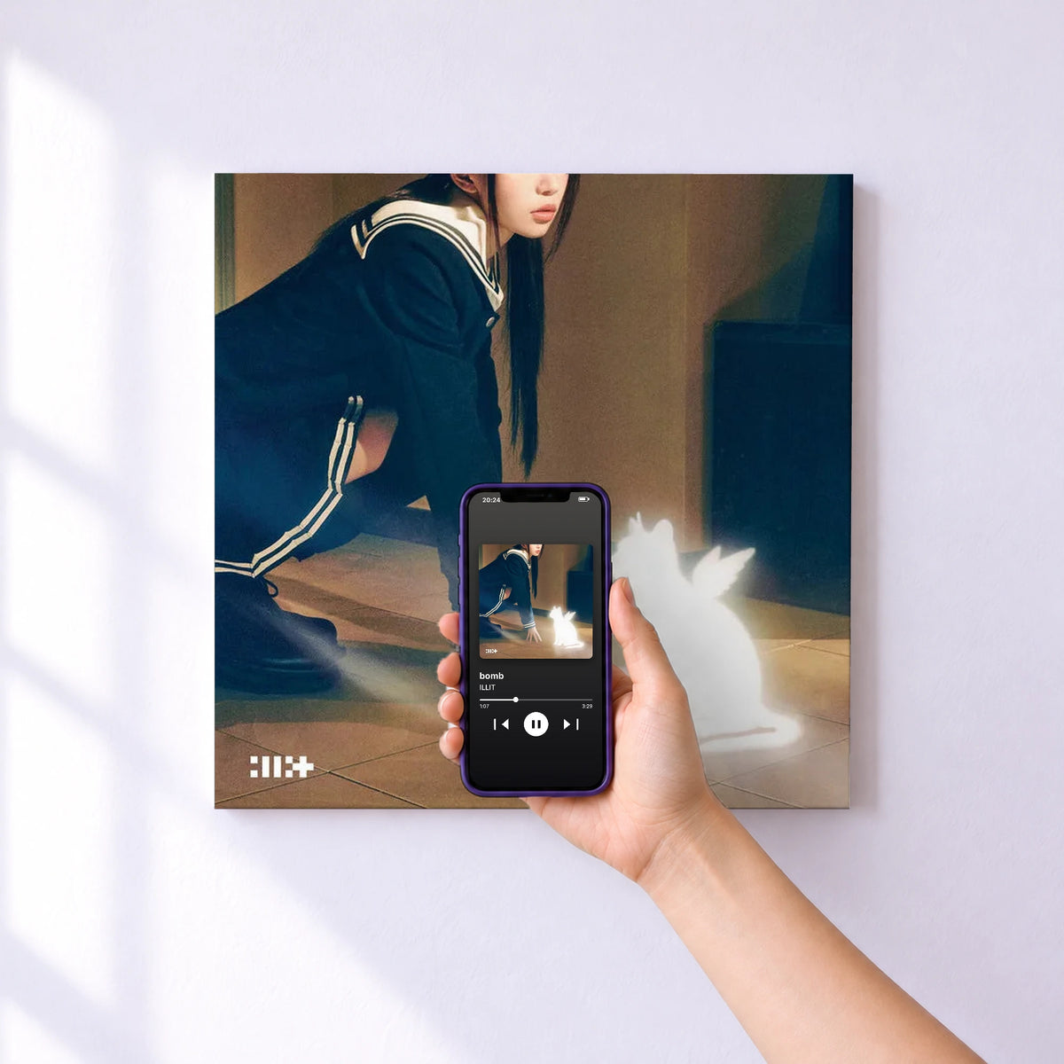 Affiche connectée bomb de ILLIT au mur : l'album se lance en approchant le téléphone