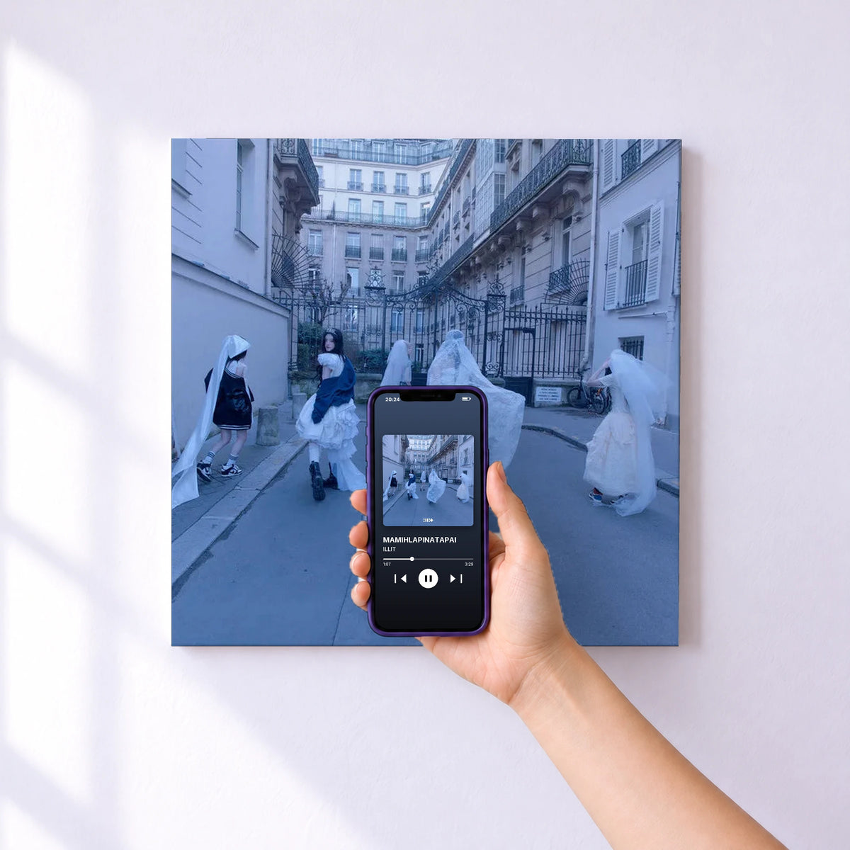 Affiche connectée MAMIHLAPINATAPAI de ILLIT au mur : l'album se lance en approchant le téléphone
