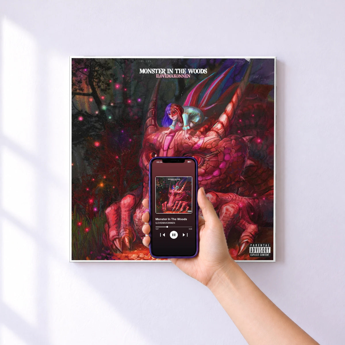 Affiche connectée Monster In The Woods de ILOVEMAKONNEN au mur : l'album se lance en approchant le téléphone