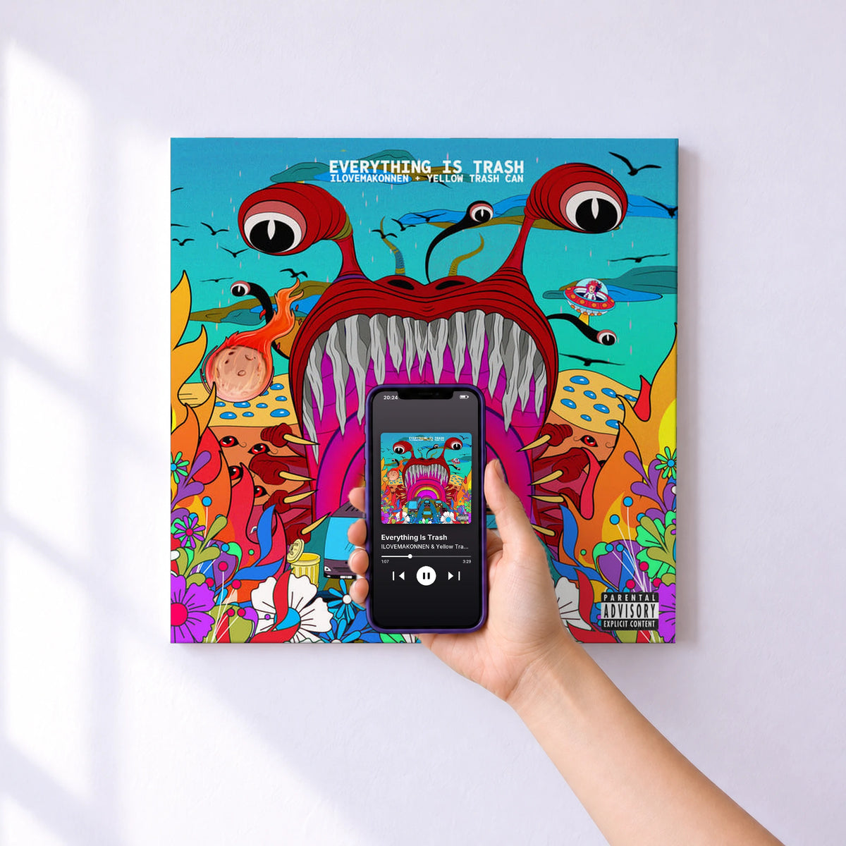 Affiche connectée Everything Is Trash de ILOVEMAKONNEN & Yellow Trash Can au mur : l'album se lance en approchant le téléphone