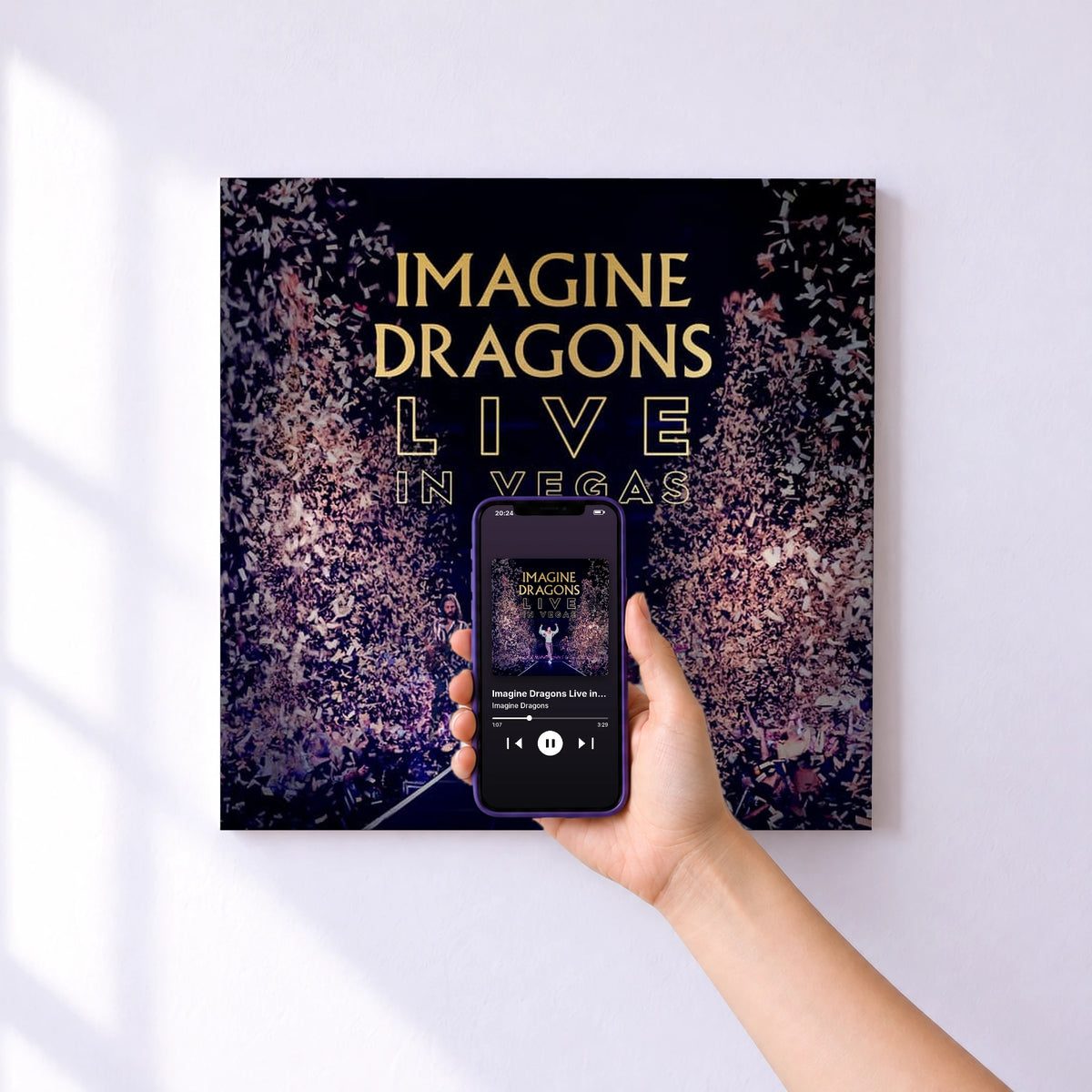 Affiche connectée Imagine Dragons Live in Vegas de Imagine Dragons au mur : l'album se lance en approchant le téléphone