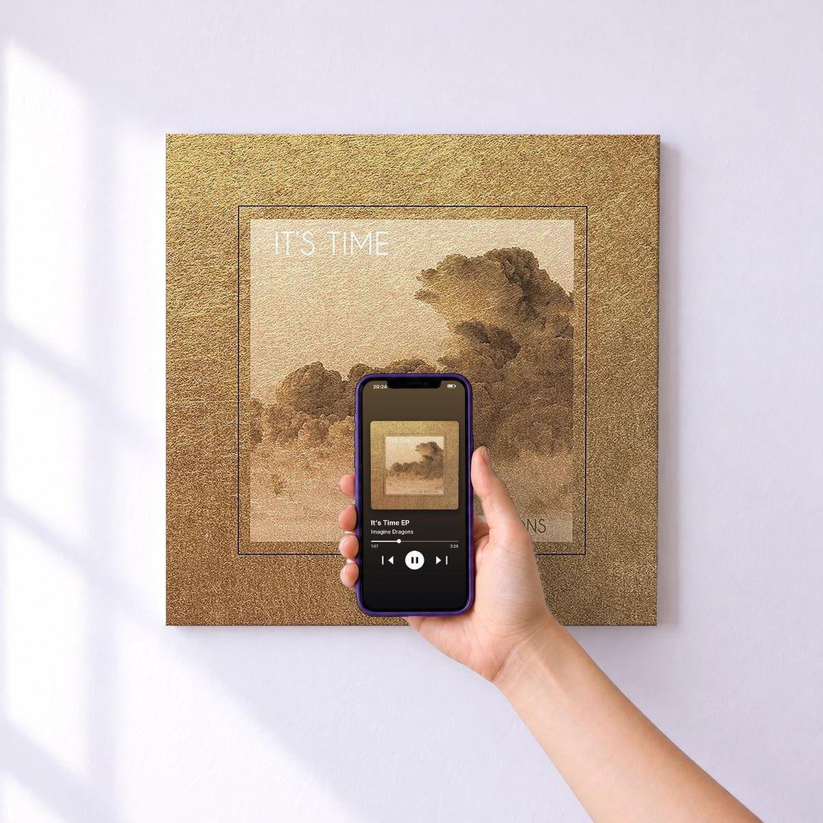 Affiche connectée It’s Time EP de Imagine Dragons au mur : l'album se lance en approchant le téléphone
