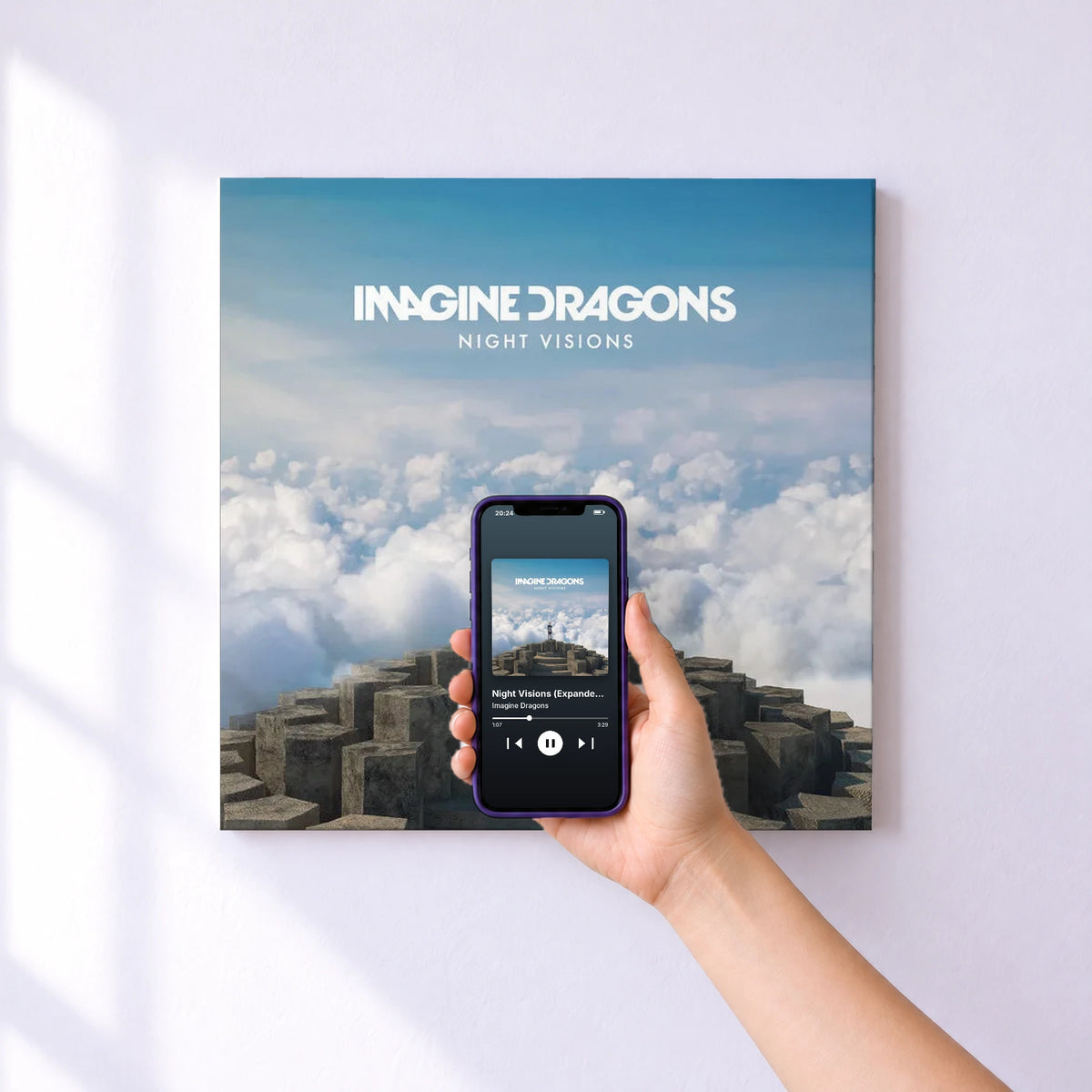 Affiche connectée Night Visions (Expanded Edition / Super Deluxe) de Imagine Dragons au mur : l'album se lance en approchant le téléphone