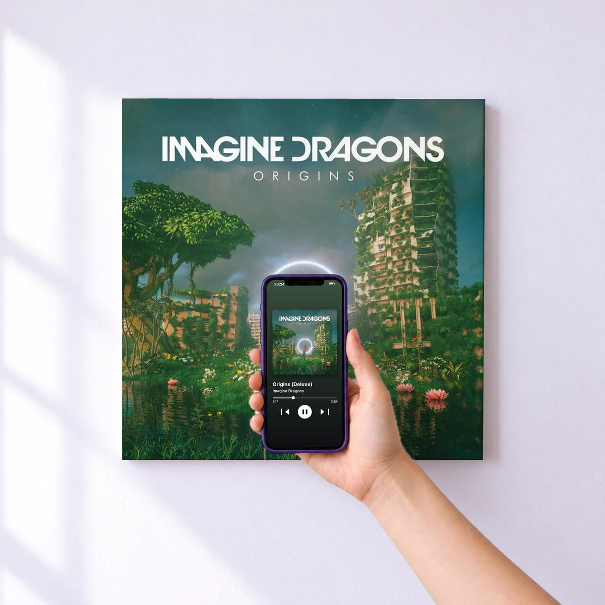 Affiche connectée Origins (Deluxe) de Imagine Dragons au mur : l'album se lance en approchant le téléphone
