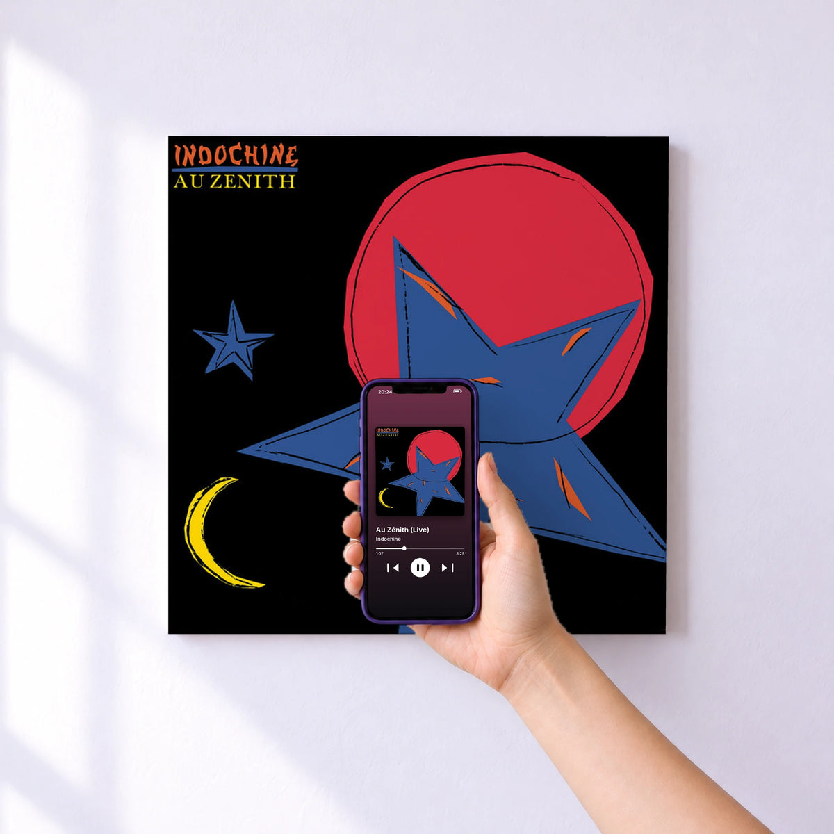 Affiche connectée Au Zénith (Live) de Indochine au mur : l'album se lance en approchant le téléphone