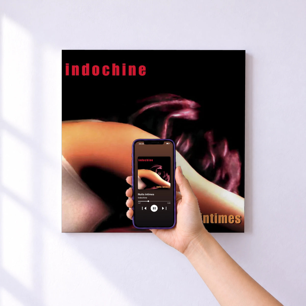 Affiche connectée Nuits intimes de Indochine au mur : l'album se lance en approchant le téléphone