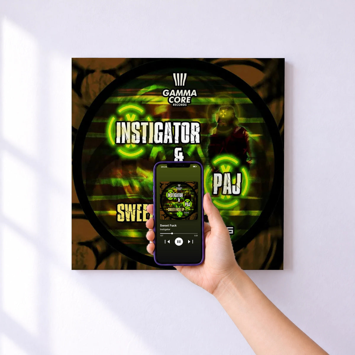 Affiche connectée Sweet Fuck de Instigator au mur : l'album se lance en approchant le téléphone