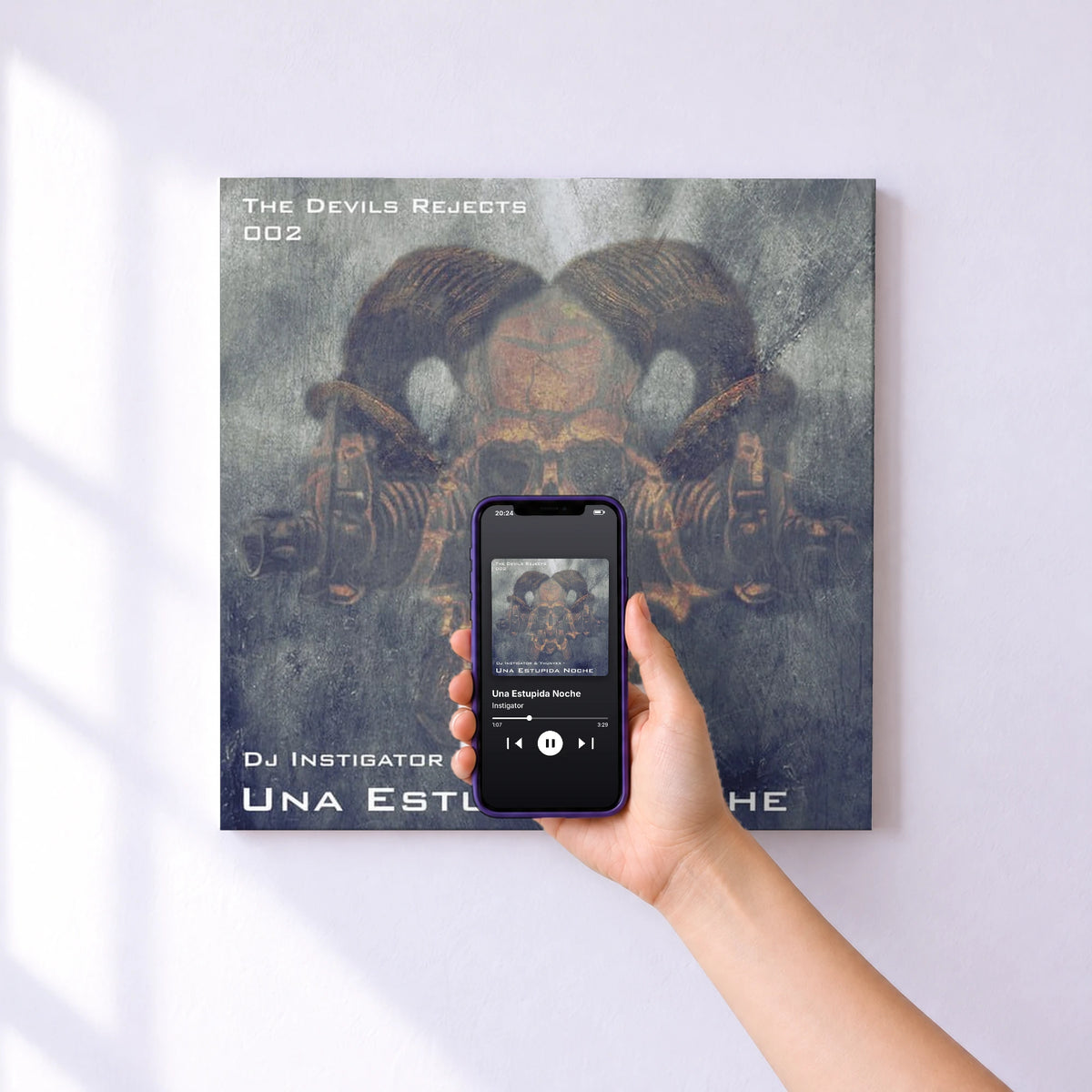Affiche connectée Una Estupida Noche de Instigator au mur : l'album se lance en approchant le téléphone