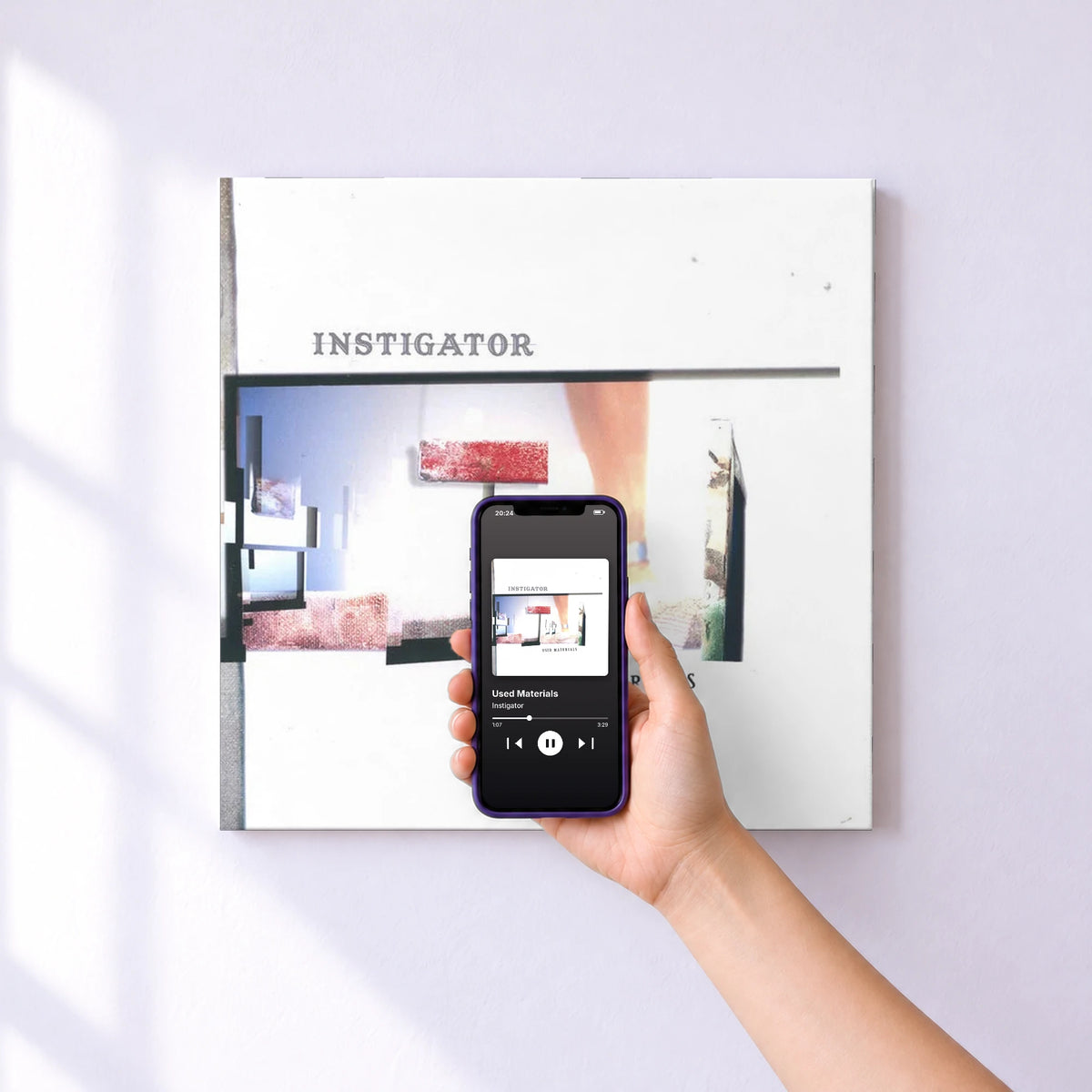 Affiche connectée Used Materials de Instigator au mur : l'album se lance en approchant le téléphone
