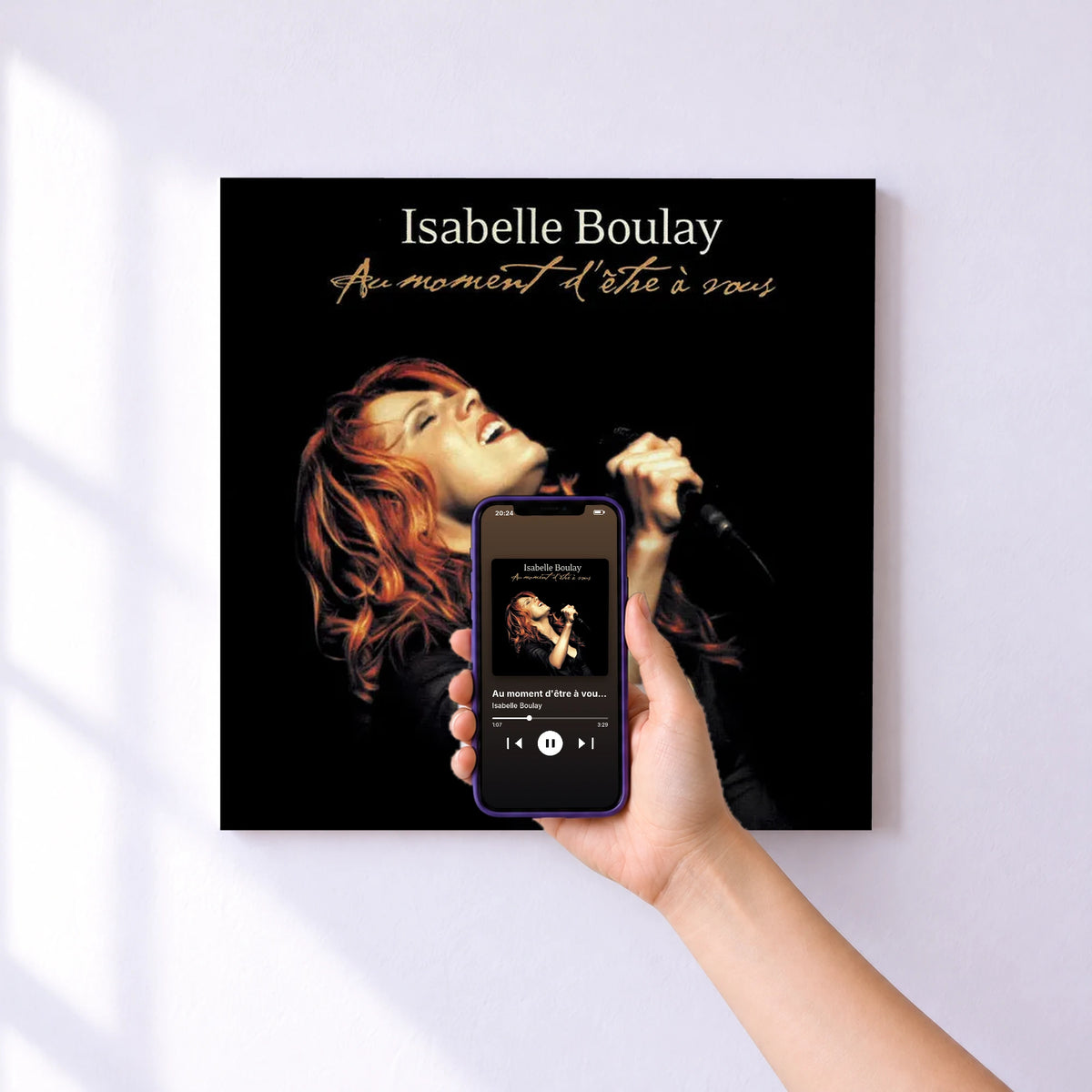 Affiche connectée Au moment d'être à vous (Live) de Isabelle Boulay au mur : l'album se lance en approchant le téléphone