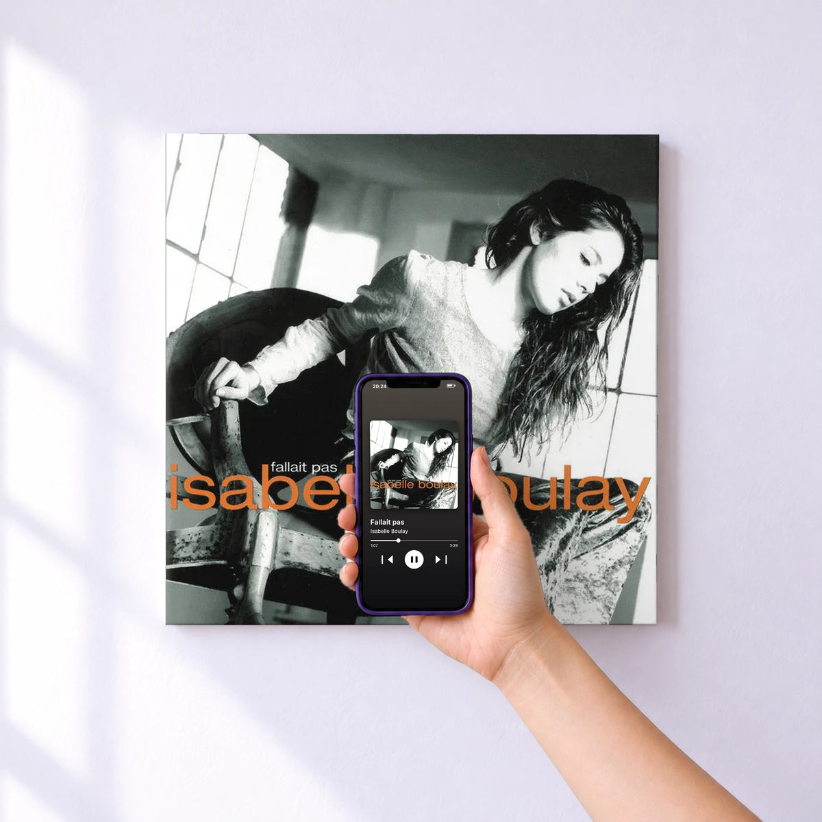 Affiche connectée Fallait pas de Isabelle Boulay au mur : l'album se lance en approchant le téléphone