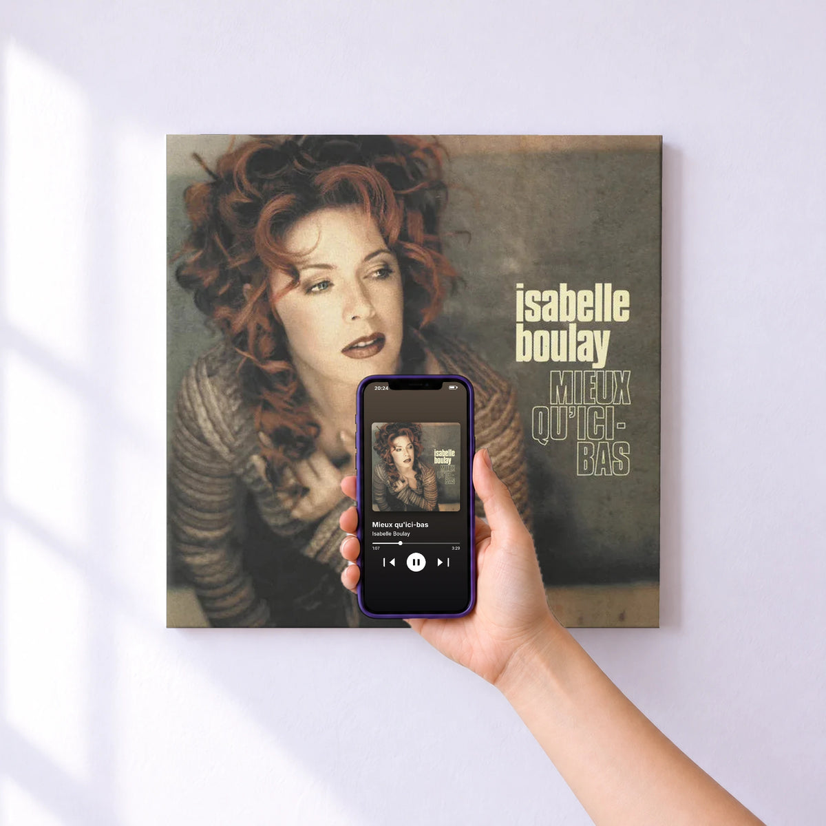 Affiche connectée Mieux qu'ici-bas de Isabelle Boulay au mur : l'album se lance en approchant le téléphone