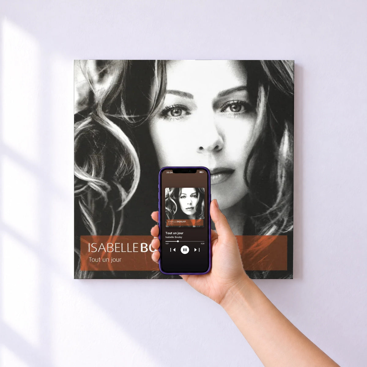 Affiche connectée Tout un jour de Isabelle Boulay au mur : l'album se lance en approchant le téléphone