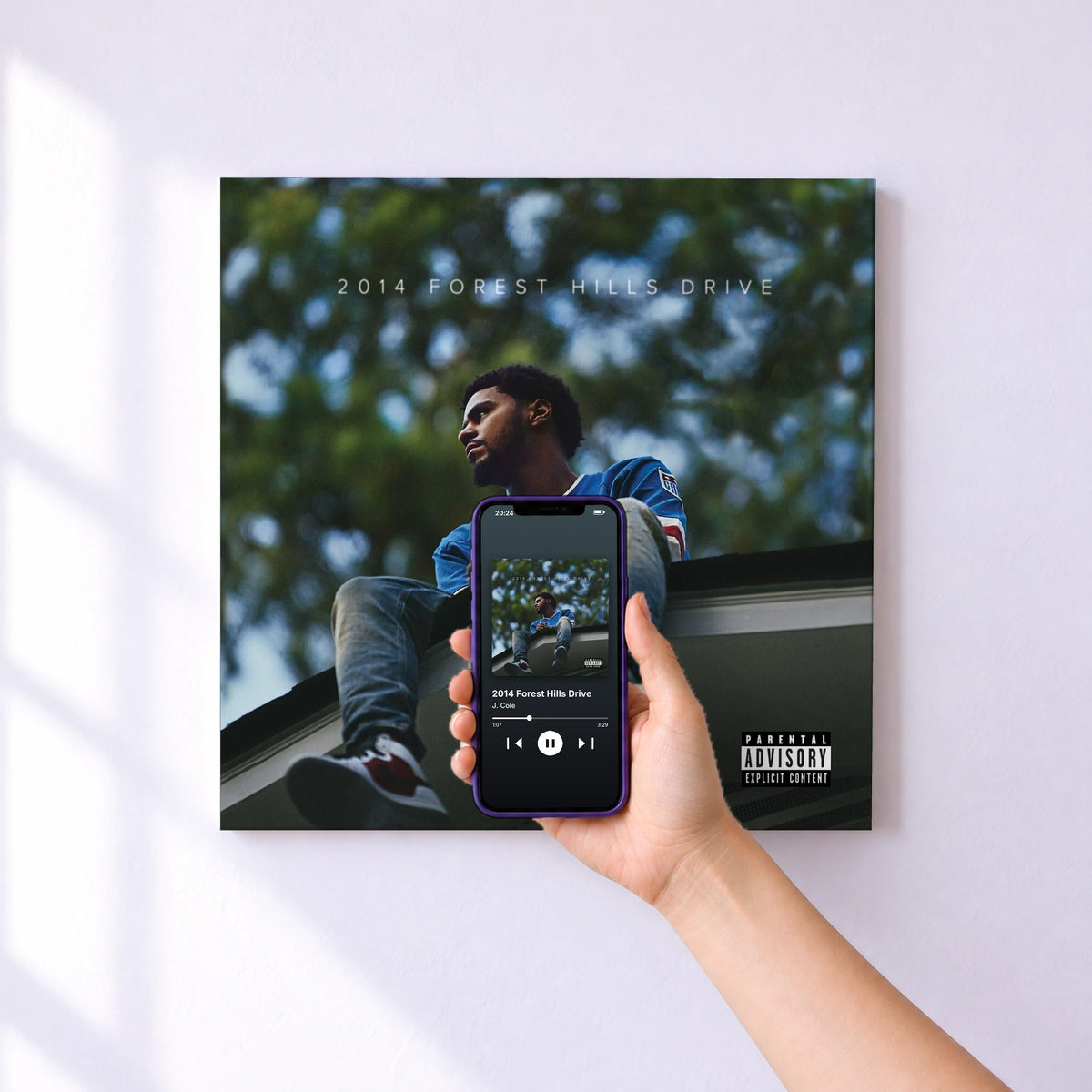 Affiche connectée 2014 Forest Hills Drive de J. Cole au mur : l'album se lance en approchant le téléphone