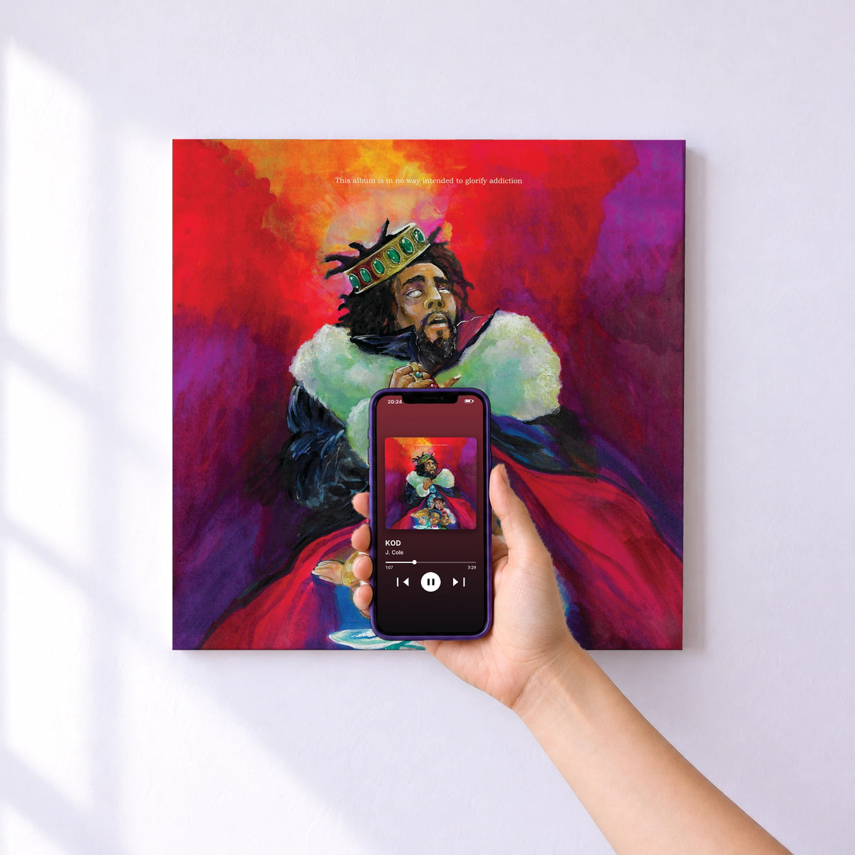 Affiche connectée KOD de J. Cole au mur : l'album se lance en approchant le téléphone